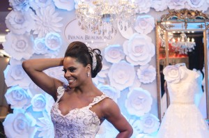 AdrianaBombom-DaniVieira-SheslaineHayalla-desfilam-de-IvanaBeaumond-no-inesquecivel-casamento-icweek-2017 (50)